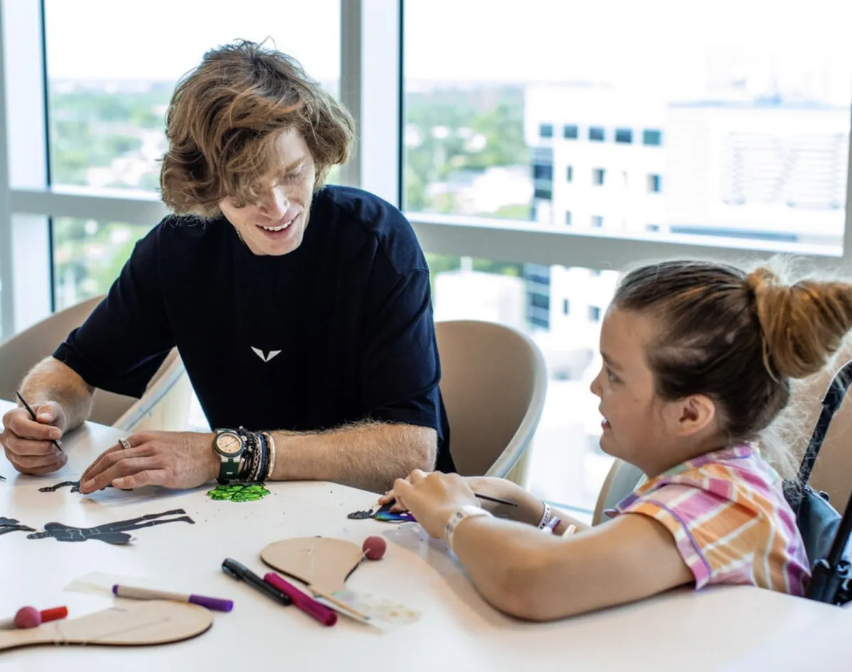 Andrey Rublev drawing with a patient during a hospital visit