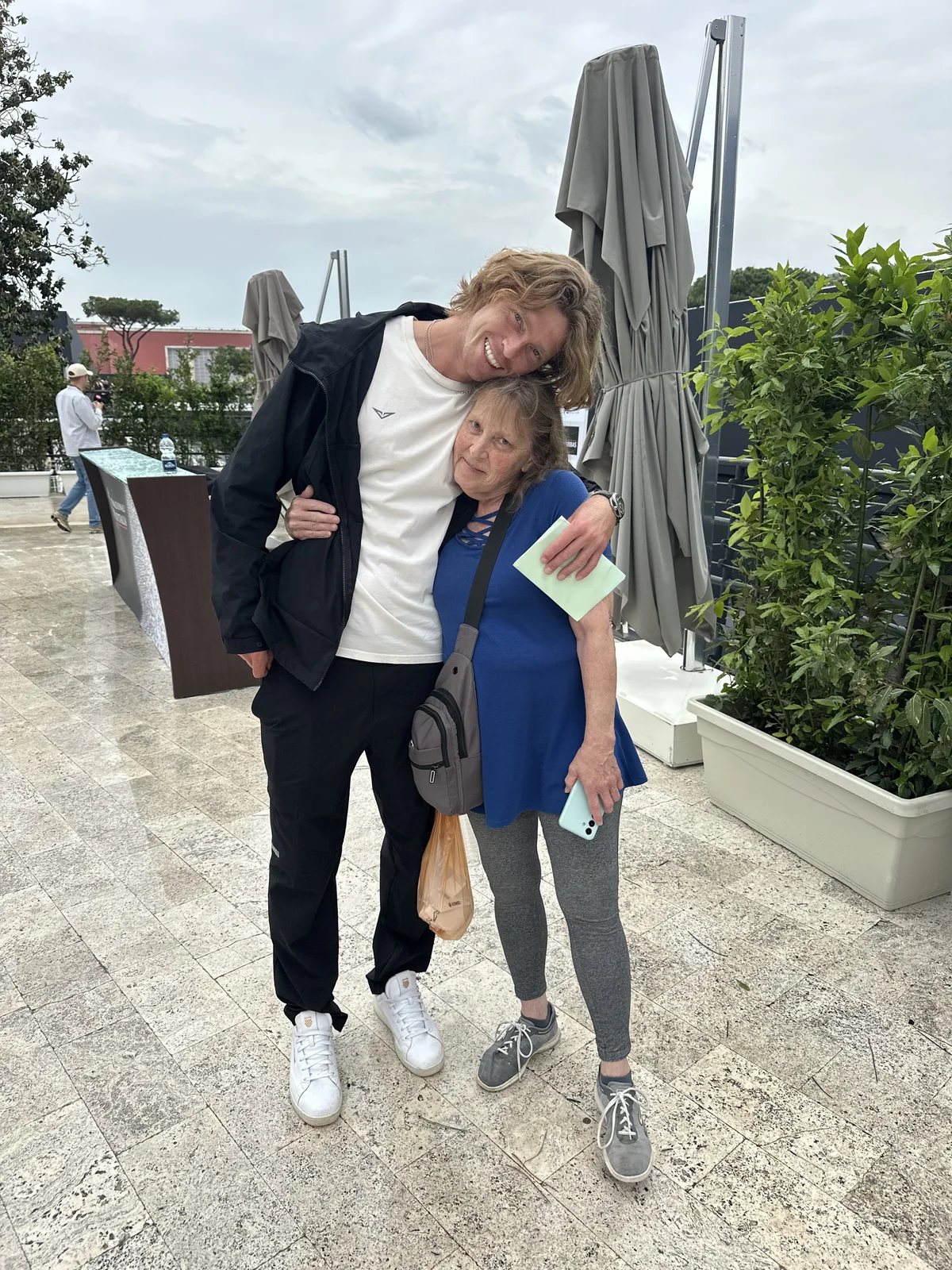 Raffle winner Beth with Andrey Rublev