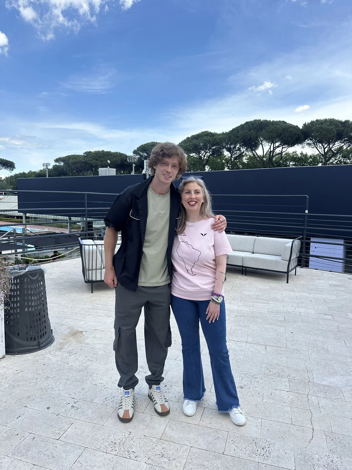Raffle winner Rosa with Andrey Rublev